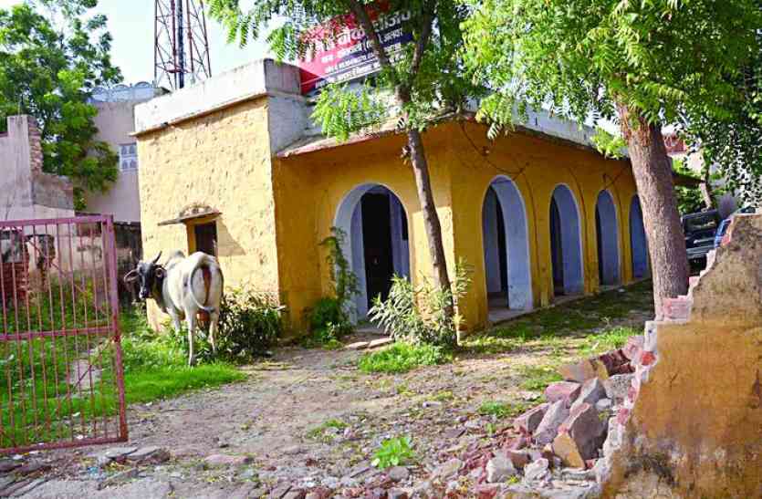closed police post in alwar ड्यूटी के लिए नहीं, यहां आराम फरमाने के काम में आ रही पुलिस चौकियां