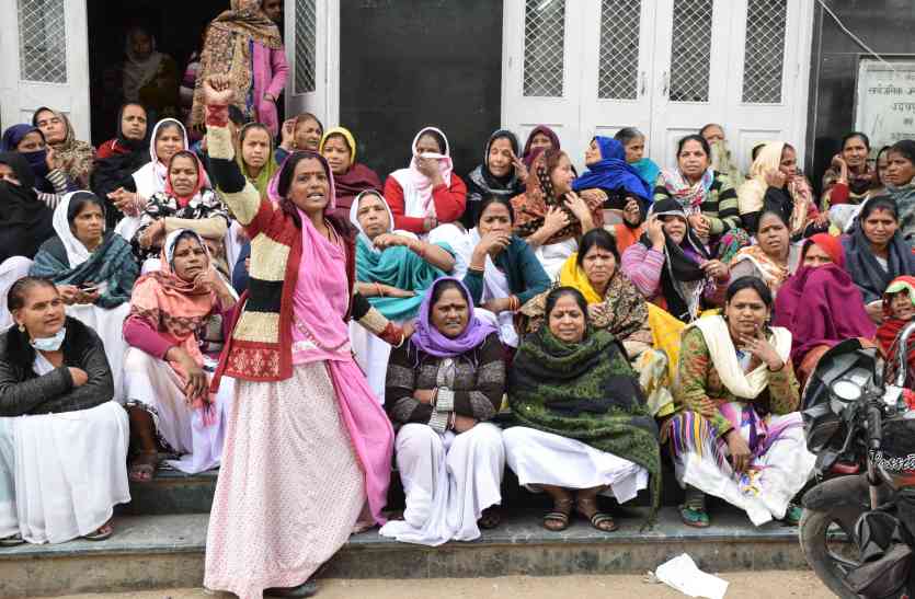 contract workers video : दो महीने से वेतन नहीं मिलने के विरोध में ठेकाकर्मी उतरे हड़ताल पर, चिकित्सकों का विरोध भी जारी
