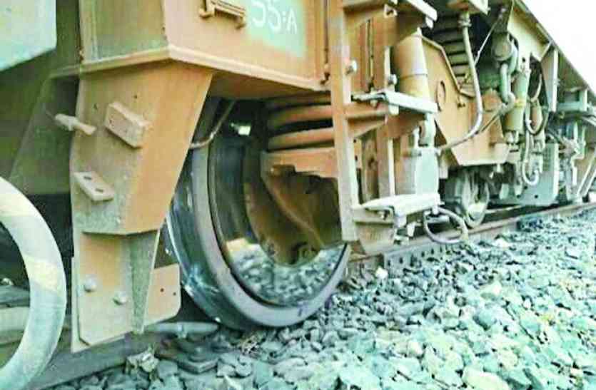udaipur indore express train accident ड्राइवर ने इमरजेंसी ब्रेक लगाकर बचाई यात्रियों की जान, टूटी पटरी, उदयपुर-इंदौर एक्सप्रेस का इंजन बेपटरी
