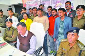 police caught thag gang प्लान बनाकर लोगों को बनाती थी शिकार ठगों की ये गैंग,इनके कारनामे सुनेंगे तो चौंक जाएंगे