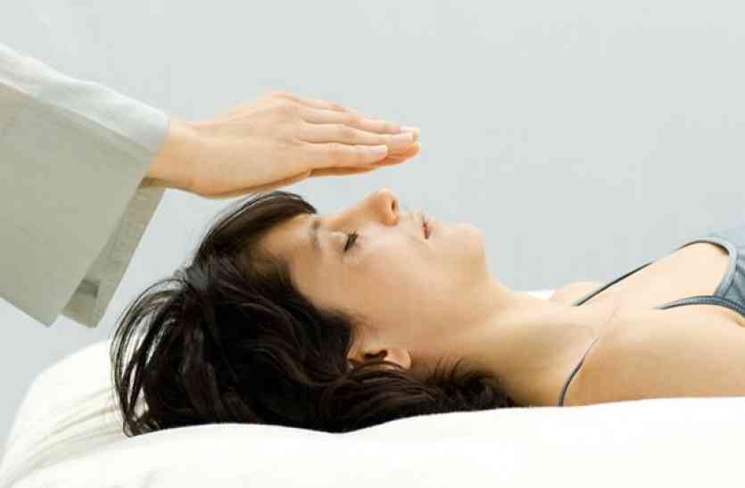 girl in meditation, pranic healing ‘प्राणिक हीलिंग’ और ‘रेकी’ से ठीक हो सकते हैं कठिन से कठिन रोग, ऐसे करती हैं काम