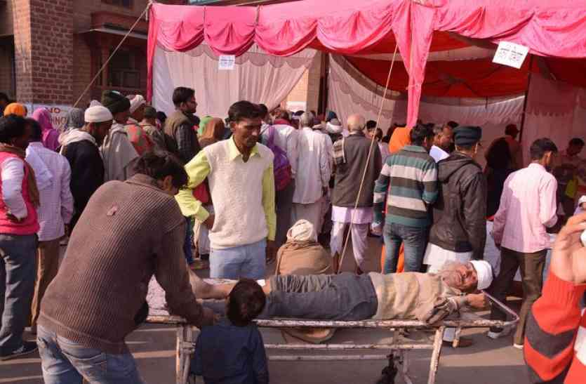 doctor check serious patients in tent ये कैसा बहिष्कार, गंभीर मरीजों को भी टैंट में देख रहे चिकित्सक
