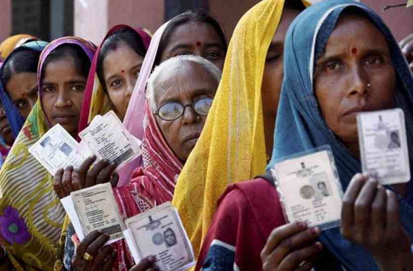 women voter Gorakhpur bypoll: गोरखपुर उपचुनाव में घूंघट ने रख ली लाज, मतदान करने में आधी आबादी से पिछड़े पुरुष