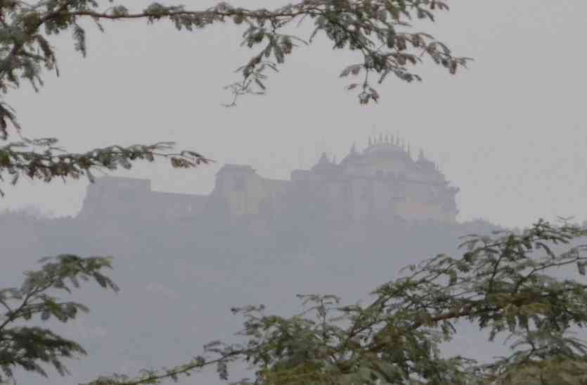 arrival of okhi thunderstorm in alwar ओखी तूफान का असर अब पूर्वी राजस्थान में भी, इस शहर में बारिश के साथ सर्दी बढ़ी