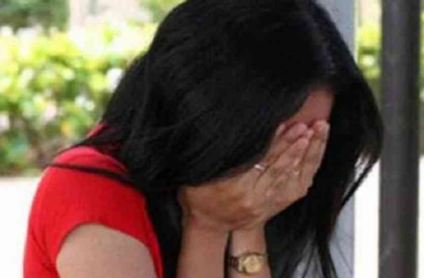College girl rape with International trainers अश्लील वीडियो बनाकर अंतरराष्ट्रीय कराते प्रशिक्षकों ने कॉलेज की छात्रा से किया दुष्कृत्य
