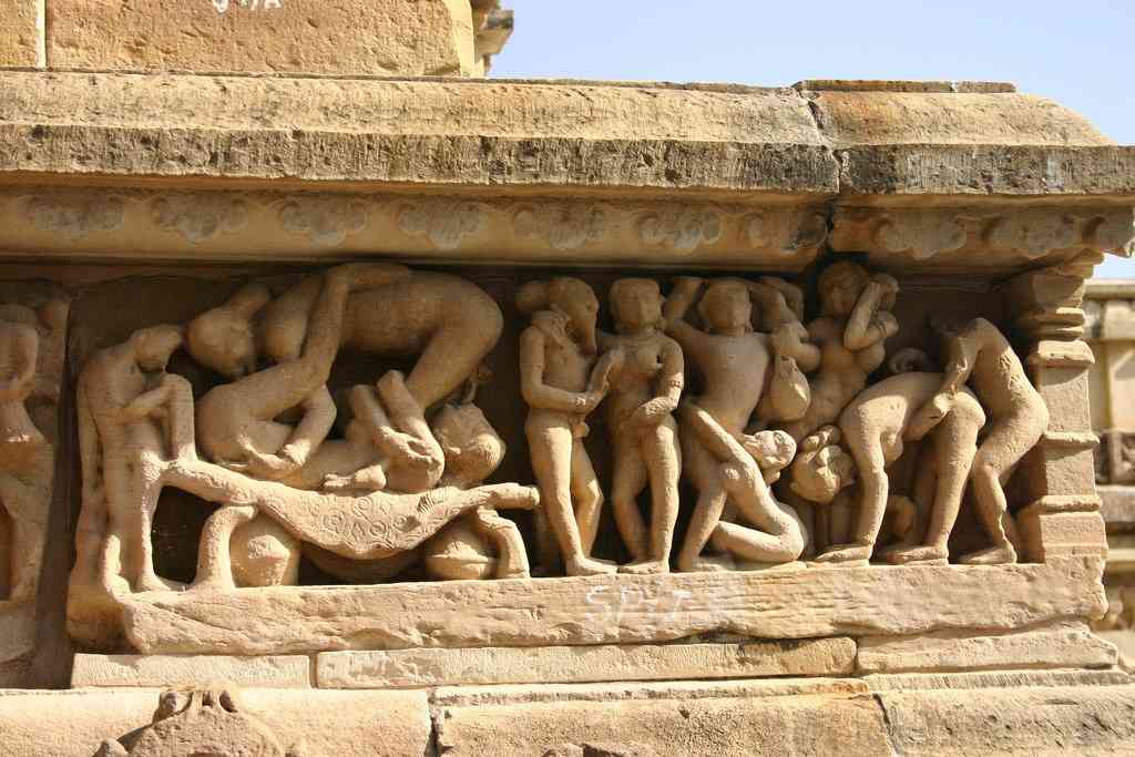 Khajuraho Temple Pics And History Of Khajuraho - जानिए क्या है खजुराहो की नृत्य करती ...