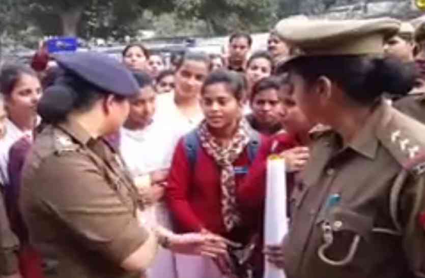 CO shrestha thakur सीओ श्रेष्ठा ठाकुर ने छात्राओं को पढ़ाया विकास का पाठ