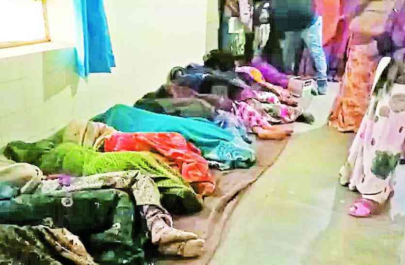 jhadol chc nasbandi camp udaipur यहां नसबंदी कराने आई महिलाओं को फर्श पर लिटाया, विरोध पर मामले ने तूल पकड़ा तो अधिकारियों ने बताई ये वजह