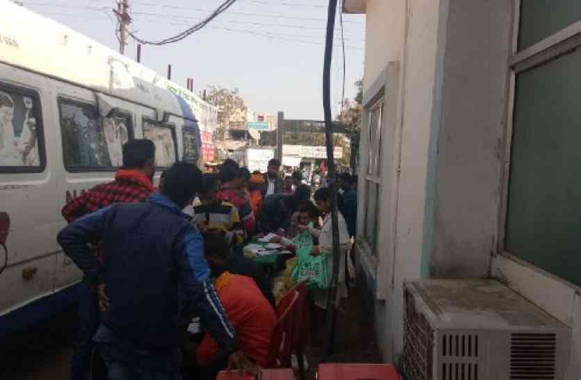 यहां खून के लिए मची लूटपाट, प्रशासन भी बना रहा मूकदर्शक यहां खून के लिए मची लूटपाट, प्रशासन भी बना रहा मूकदर्शक