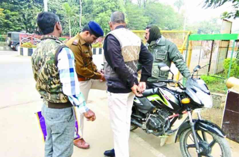 Madhya Pradesh police released New Order for the helmet #Helmet: आदेश के बाद जागे एएसपी टीकमगढ़, सड़क पर खड़े हुए तो दस पुलिस वाले ट्राफिक नियम तोड़ते पकड़ाए, चालान काटे