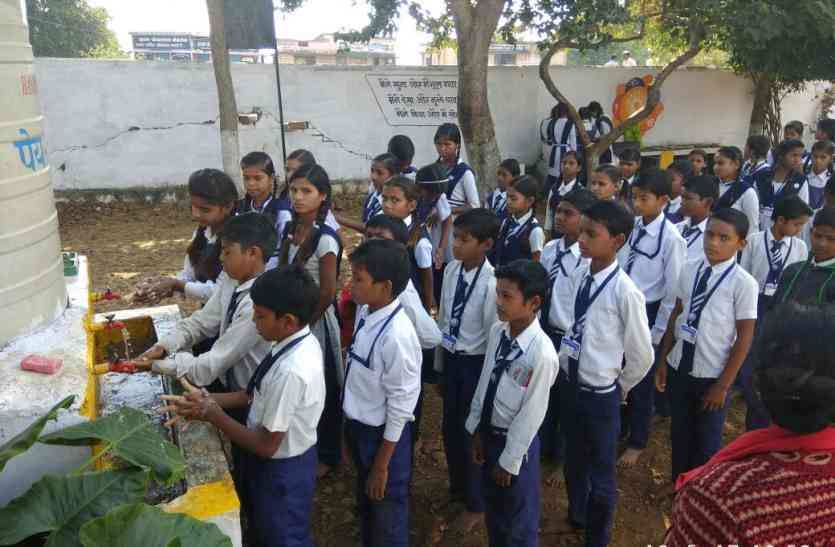 Official school for adoption changing picture अफसरों ने गोद लिए सरकारी स्कूल, बदलती दिख रही तस्वीर
