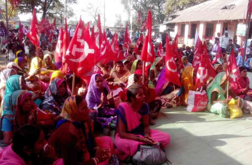 CPI (M) 's martyrdom demonstration against the state government प्रदेश सरकार के विरोध में माकपा का जंगी प्रदर्शन