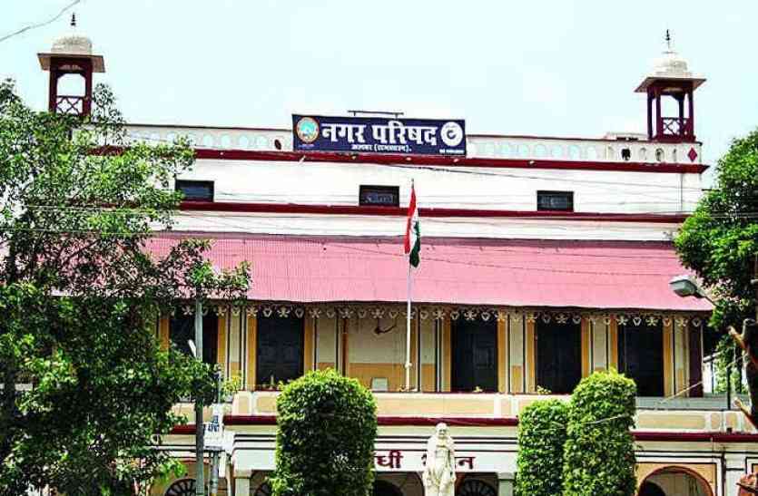 outsiders ran from nagar parishad alwar पत्रिका ने उजागर किया मामला, तो नगर परिषद से खुद ही भागे बाहरी लोग