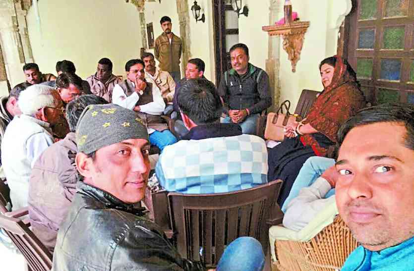 kanore political news randheer singh bhinder udaipur विधायक भीण्डर से मिले प्रतिनिधियों ने कहा:‘साहब हमें तो हालात बता दो, जनता को जवाब देना पड़ता है’