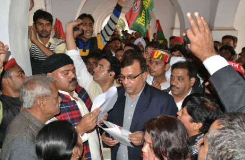 Protest बिजली की बढ़ी दरों को लेकर सपा ने किया प्रदर्शन, बेरिकेडिंग तोड़ कलेक्ट्रेट में घुसे