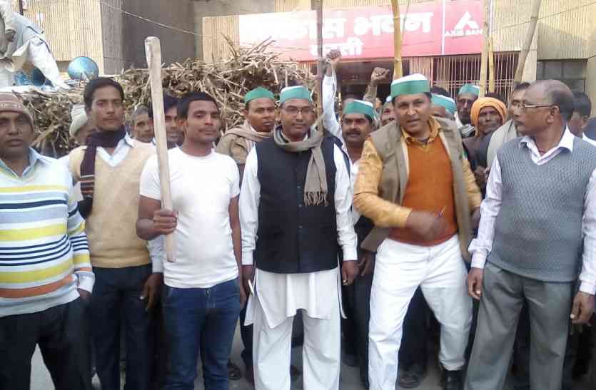 farmers यूपी के बस्ती में एकजुट हुए गन्ना किसान, विकास भवन पर शुरु किया बड़ा आंदोलन