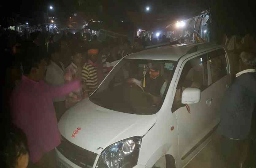 balaghat news अनियंत्रित कार ने सब्जी विक्रेता महिला को लिया चपेट में, दो बाइक भी हुई क्षतिग्रस्त
