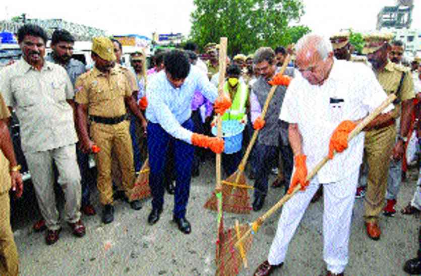 Governor Banwar Lal Purohit removed garbage at Tirunelveli bus stand तिरुनेलवेली बस अड्डे पर राज्यपाल बनवारीलाल पुरोहित ने हटाया कचरा