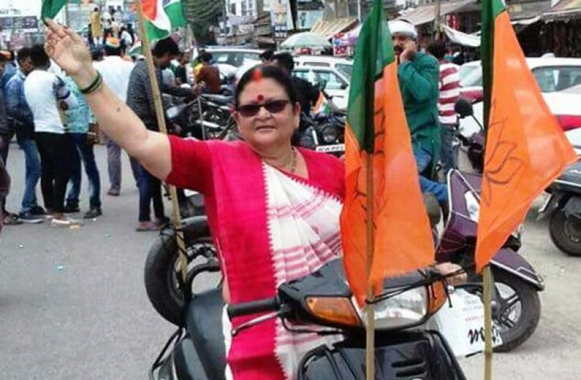 Kanpur Mayor Pramila Pandey campaign for BJP in Gujarat Election news गुजरात चुनाव में बीजेपी का बड़ा दांव, पहुंची सीएम योगी आदित्यनाथ की दीदी, कर रहीं प्रचार