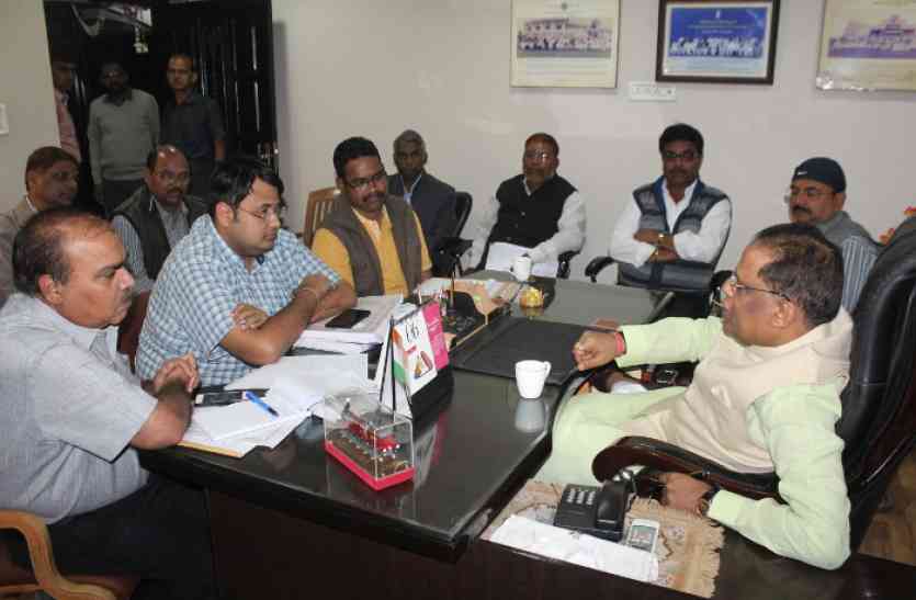 Minister Amar Agarwal भड़के मंत्री ने कहा-फंड, स्टाफ सब दिया, बहाने नहीं अब काम चाहिए