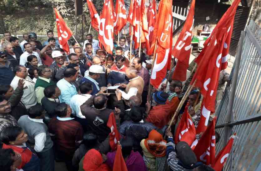 patrika आखिर क्यों आईआर के गेट पर अधिकारियों को बुलाकर सौंपा चार्टर ऑफ डिमांड