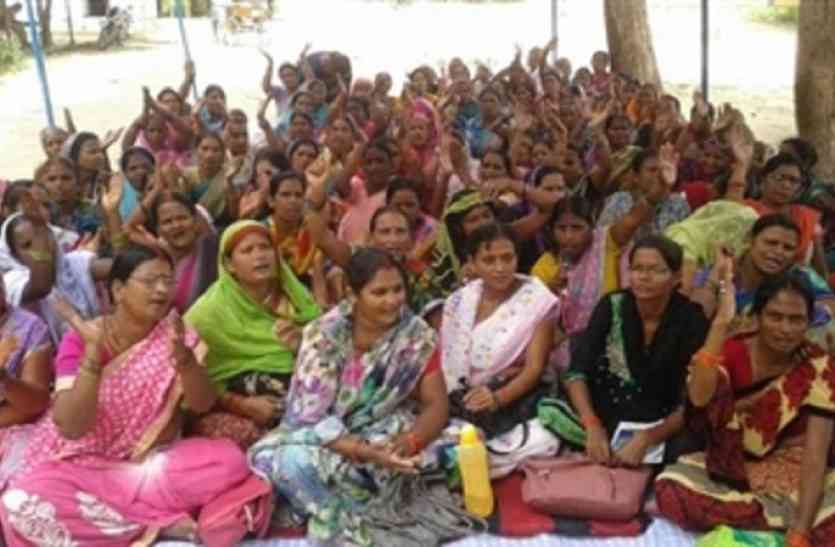 aaganwari workers योगी सरकार ने की कार्रवाई, दो सौ आंगनबाड़ी कार्यकर्ताओं की सेवा होगी समाप्त