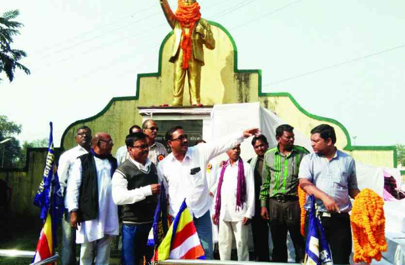 कमजोर-वंचित लोगों के मसीहा थे डॉ.अंबेडकर, हमेशा किए जाएंगे याद कमजोर-वंचित लोगों के मसीहा थे डॉ.अंबेडकर, हमेशा किए जाएंगे याद