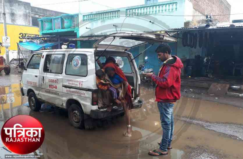 banswara latest hindi news बांसवाड़ा : बीच राह फिर खराब हुई एम्बुलेंस, जच्चा-बच्चा को खाने पड़े सर्द हवा के थपेड़े