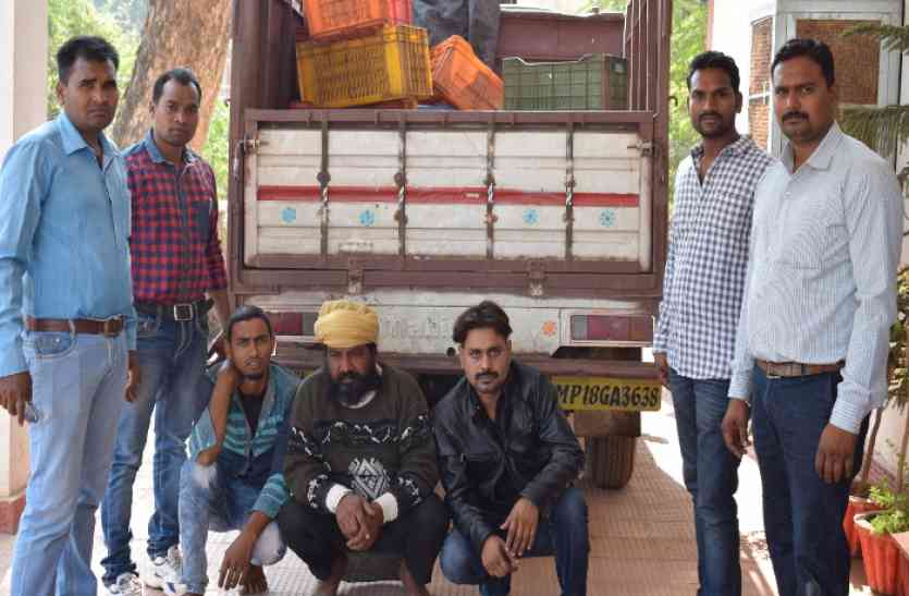 CG news VIDEO: स्कापियो की डिक्की खोलते पुलिस के उड़ गए होश, बदमाशों ने कहा- MP से आ रहे थे साहब