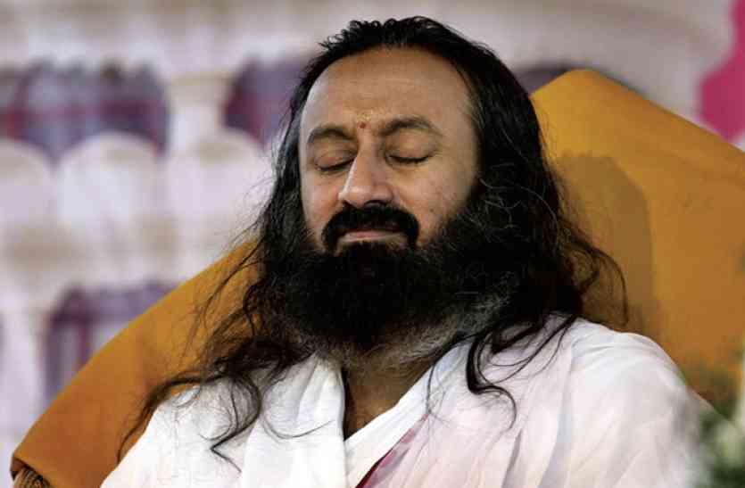 Shri Shri Ravishankar यमुना को दूषित करने पर NGT ने श्रीश्री को फटकारा, ओवैसी ने ली चुटकी