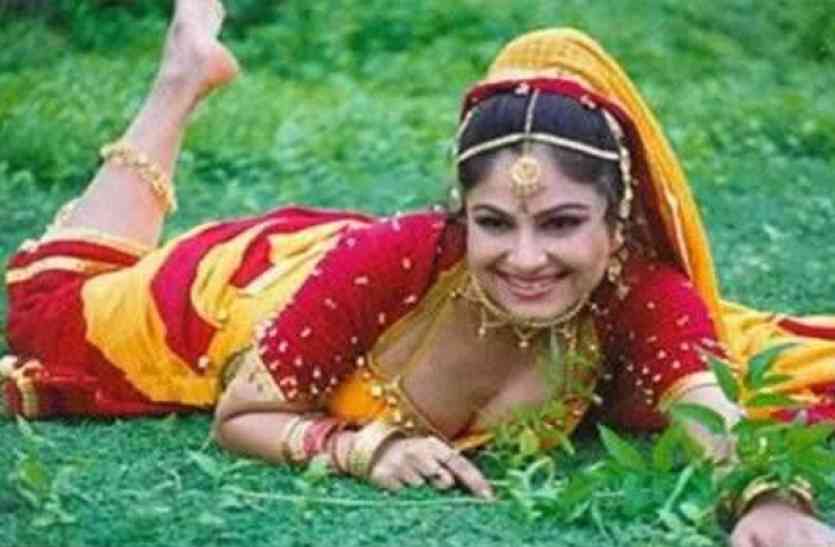 Ayesha_Jhulka आमिर की ये फेमस हीरोइन 17 साल बाद इस फिल्म से करने जा रही हैं कमबैक