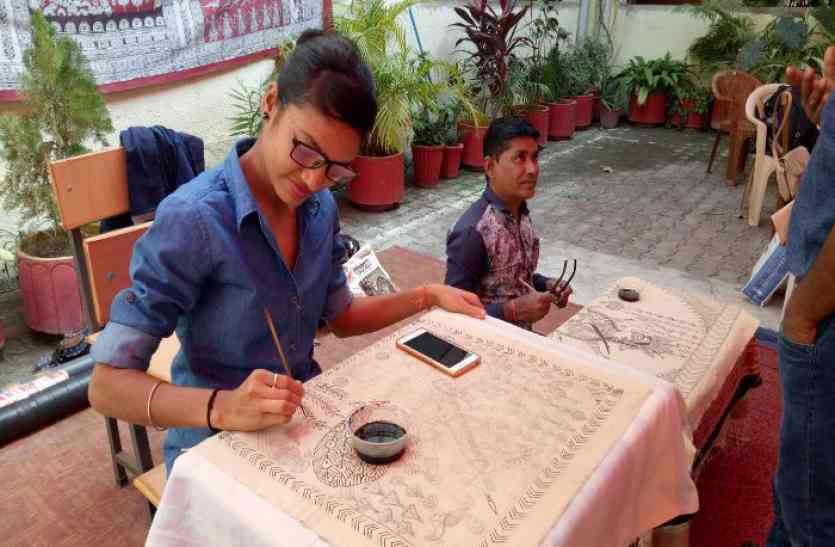 patrika गुजराती कलमकारी में मां अंबे की कहानी और भील पेंटिंग में नजर आया प्रकृति का प्रेम, देखिए वीडियो