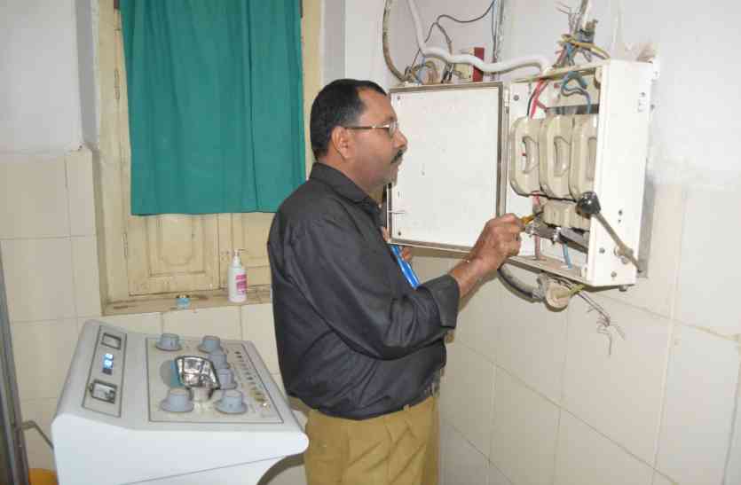 barwani District hospital X-ray machine is off कम- ज्यादा वोल्टेज से एक्स-रे मशीन हो रही बंद