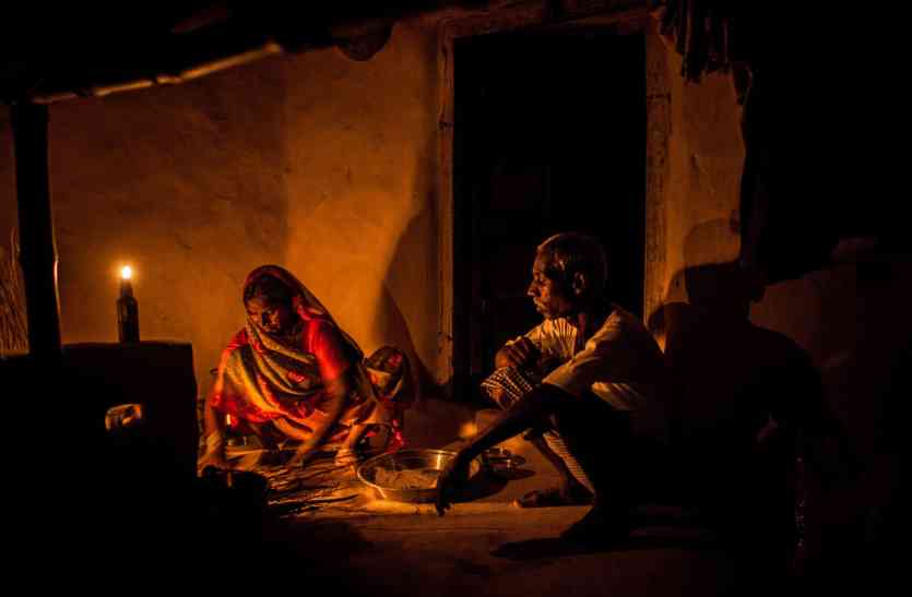 no electricity in mewal villages udaipur बदले मौसम में गुल हुई बिजली ने बिगाड़ी हालत, मेवल के 100 गांवों में दो दिन से बिजली गुल
