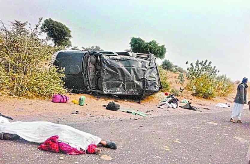 Horrified accident , car सात बार पलटी तेज रफ्तार कार, शीशे टूटने से उछलकर बाहर गिरे सवार, दो मासूमों की मौत
