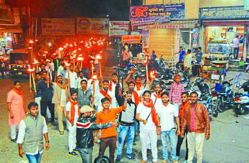 Shaurya divas, VHP and Bajrang Dal rally, शौर्य दिवस पर निकला मशाल जुलूस, विहिप व बजरंग दल ने निकाली रैली