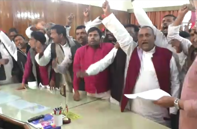 sp workers protest गार्ड को धक्का देकर डीएम ऑफिस में घुसे सपा कार्यकर्ता और जमकर मचाया उत्पात, देखें वीडियो