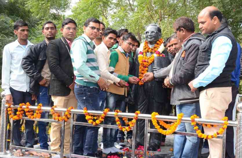 Ambedkar celebrates the Parinarvana day in churu अंबेडकर का परिनिर्वाण दिवस मनाया, पुष्प अर्पित कर लिया यह संकल्प