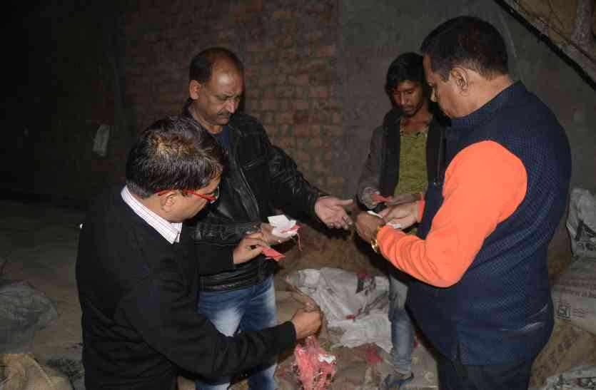 sampling गोदाम का ताला तोड़कर जब्त किया 50 क्विंटल चावल, व्यापारी-ठेकेदार गायब