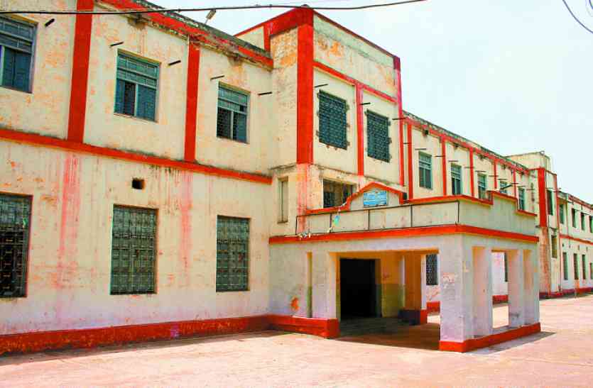 cmd collage दुष्कर्म के आरोपी दीपक चक्रवर्ती के बारे में पूछताछ करने सीएमडी कॉलेज पहुंची पुलिस, देखें वीडियो