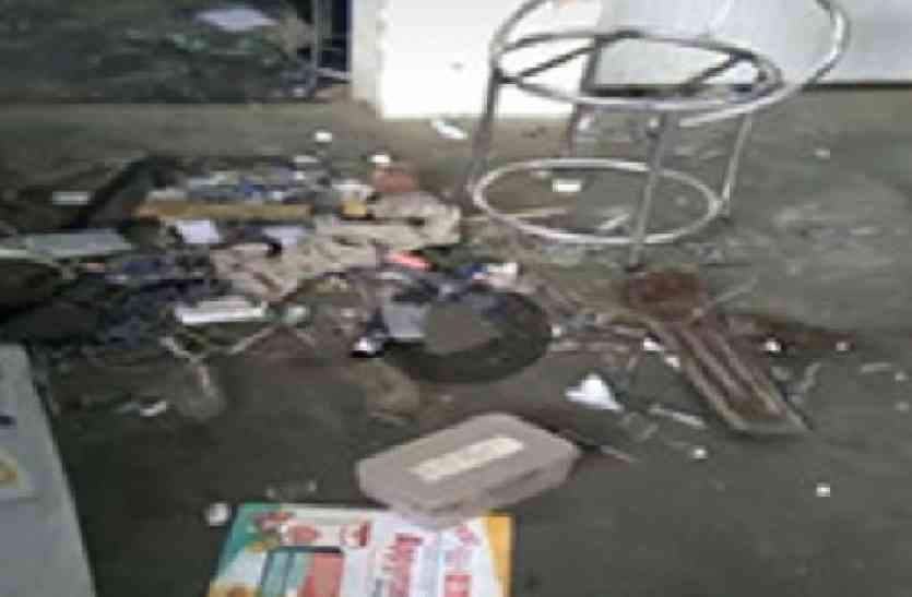 Dalit Doctor मेरठ में खतरे में एमडी समीकरण, बसपा सांसद के खौफ से दलित डॉक्टर ने छोड़ा कस्बा