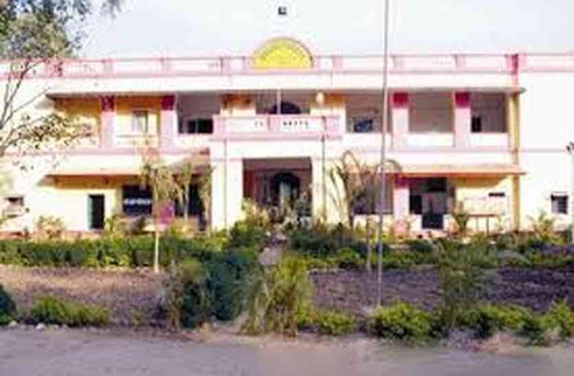 alirajpur collectorate कार्य में लापरवाही बरतने वालों को फटकारा