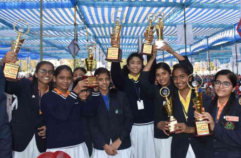khel mahotsav 2017 chhindwara 25 हजार खिलाड़ी, 5 लाख दर्शक, 5 घंटे लग गए पुरस्कार वितरण में, देखें वीडियो