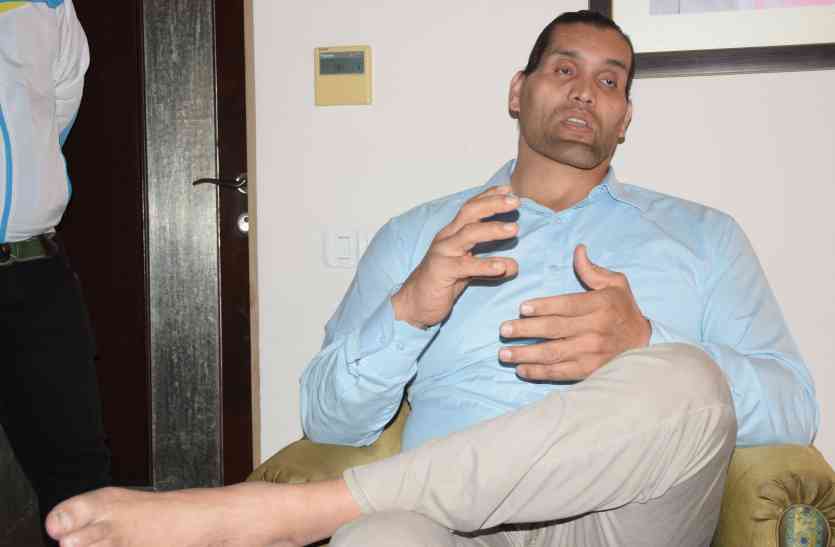 the great khali in udaipur उदयपुर पहुंचे अंतरराष्ट्रीय रेसलर दी ग्रेट खली ने अपने कॅरियर से जुड़े बताएं कई राज