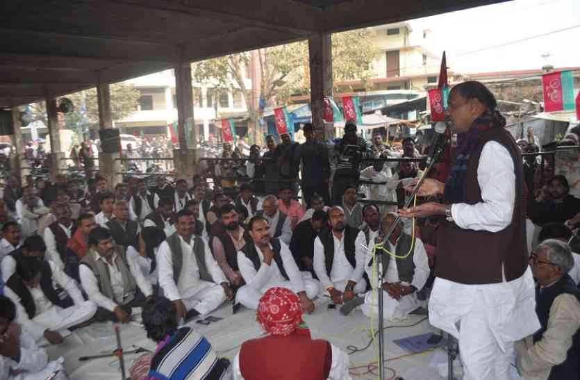 Sp workers protest योगी सरकार के खिलाफ सड़क पर उतरी सपा, लगाए गंभीर आरोप