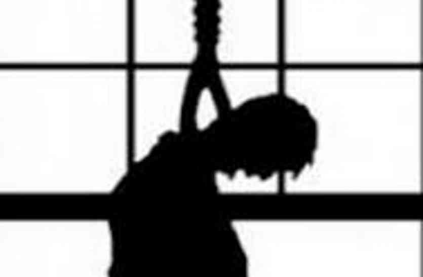 fanci, yard, itarsi, youth suicide, new yard itasi, गले में बंधा था फंदा लेकिन दूसरा सिरा नहीं था बंधा ऊपर-क्या फांसी लगाई थी युवक ने