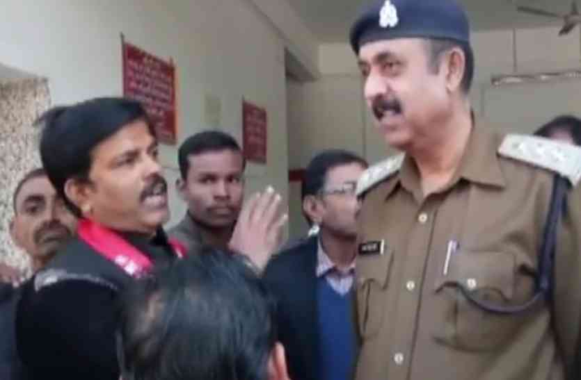 Farrukhabad Police बिजली की बढ़ी दरों के विरोध में सपा ने किया सीएम योगी के खिलाफ प्रदर्शन