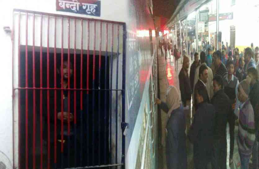 Fire in Train युवक की करतूत से रेलवे स्टेशन पर मचा हड़कंप, टला बड़ा हादसा, देखें वीडियो