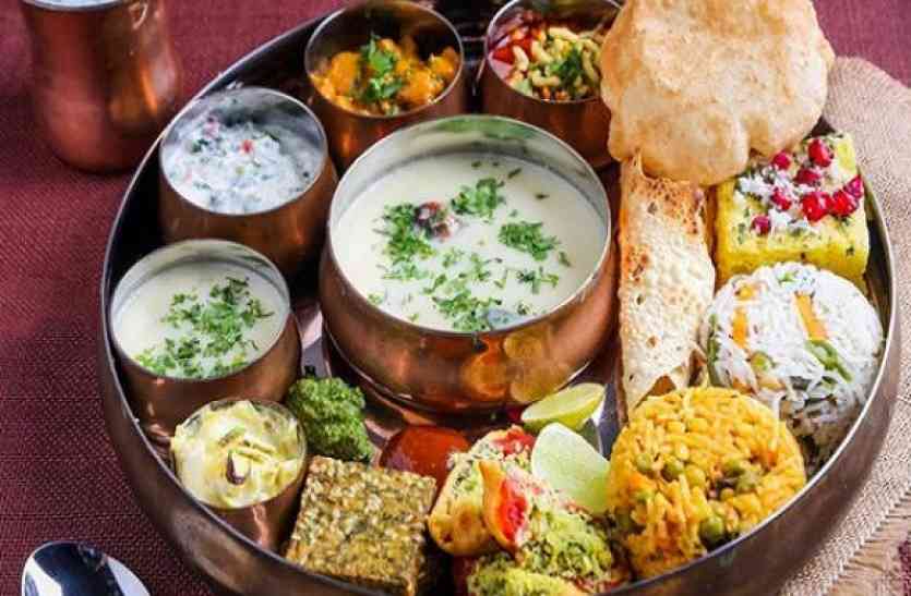 gujarati thali तो इस वजह से हर पकवान में मीठा डालते हैं गुजराती