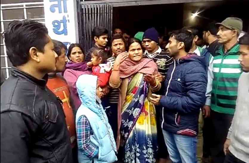 Personal school assault, Student death, Proceeding, Family, School administration, Guilty teacher, Mahavir Nagar police, Teacher, Sub-inspector and research officer, Post-mortem report, Police investigation, Crime, Kota, Kota Patrika, Kota Patrika News, Rajasthan Patrika गर्माया मारपीट के बाद छात्र की मौत का मामला, स्कूल में परिजनों का हंगामा